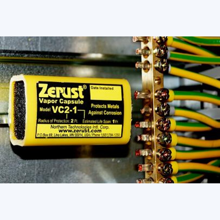 Vyparovacia kapsla Zerust VC2-1 nalepená v elektrickej skrini